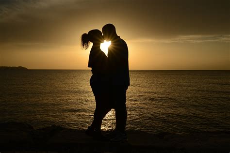 wallpaper kiss couple romantic sunset 5k love most popular 9432 wallpaper for iphone