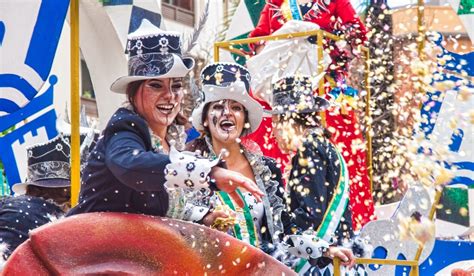 carnaval sevilla  el mejor fin de semana de disfraces pasacalles  chirigotas sevilla