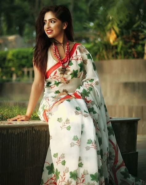Indian Model Latest Hot Stills In Saree Apcinemaz