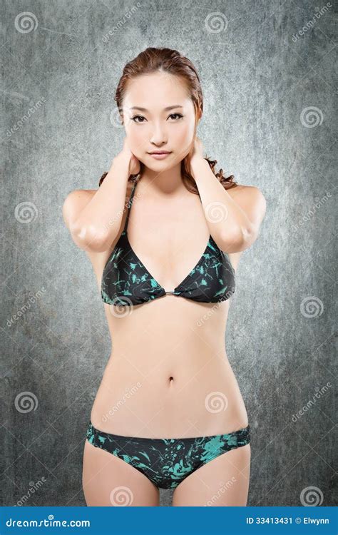 aantrekkelijke aziatische dame in bikini stock afbeelding image of