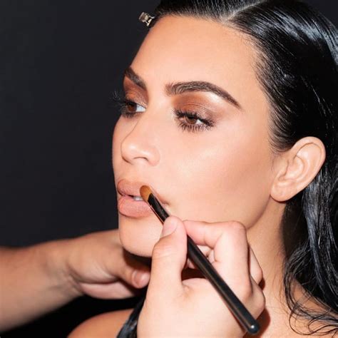 kim kardashian vende parte de su compañía de maquillaje kkw cosmetics a