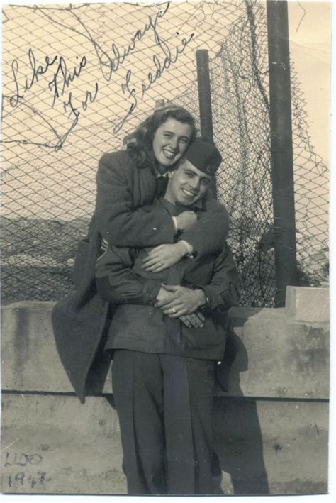27 vintage photos of military couples that will melt your heart