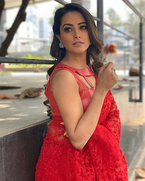 anita hassanandani looks stunning in a red saree see
