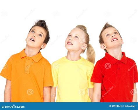 portret van de gelukkige kinderen die omhoog kijken stock afbeelding image  vraag