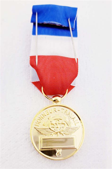 medaille du travail vermeil en metal dore morange candas