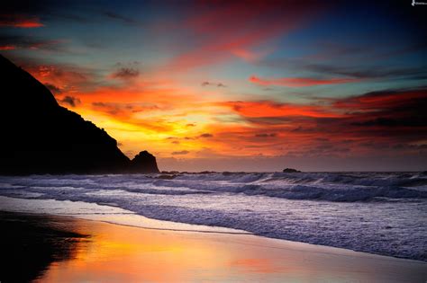 spiaggia al tramonto onde sulla costa mare  viaggi zaino  spalla