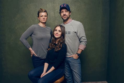 jason sudeikis alison brie star in ‘sleeping with other