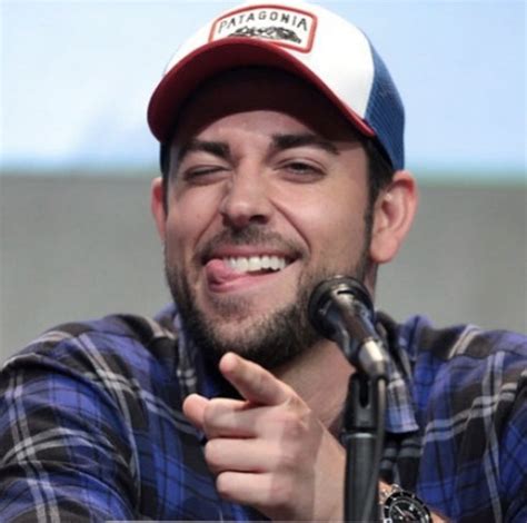 Pin On Sexy Nerd King Zachary Levi