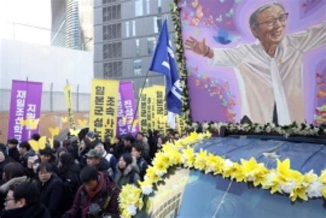 from the scene] south koreans bid farewell to former