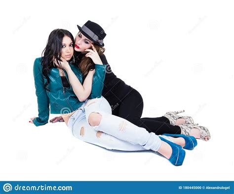 Dos Adorables Lesbianas Sentadas En El Suelo Foto De Archivo Imagen