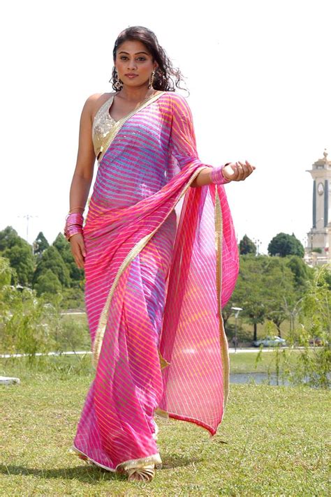 actress priyamani in saree hot stills