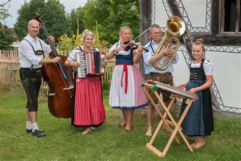 tag der volksmusik im bauernhofmuseum bayerisch schwabens groesstes volksmusikfest