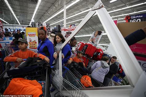 Black Friday Chaos Thousands Of Shoppers Wait Hours In Line Before