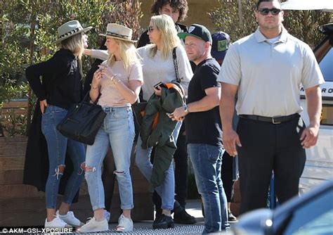Miley Cyrus Enjoys Lunch With Mom Tish And Sister Noah Daily Mail Online