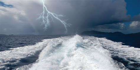 avoid lightning strikes   water americas boating compass