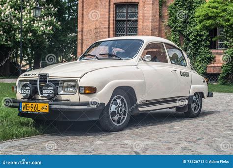 klassieke zweedse auto geparkeerd saab redactionele stock foto image  kleur uitlaat