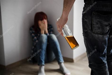 mujer abusada por marido borracho — foto de stock