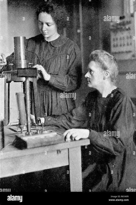 Marie Curie Y Su Hija Irene Curie En Un Laboratorio 1925 Fotografía De