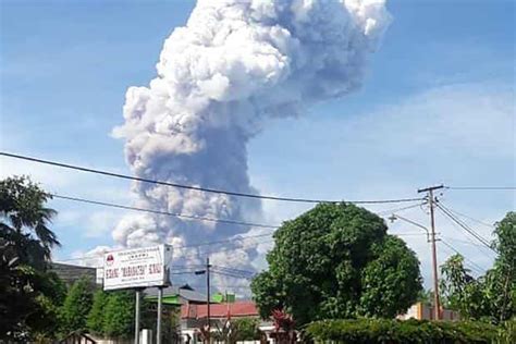 indonesia rocked by volcano days after earthquake killed