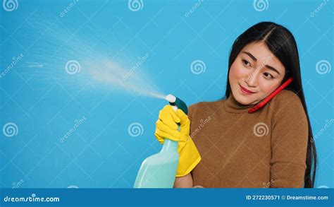 Empregada Doméstica Asiática Que Usa Detergente Químico E Pó Para