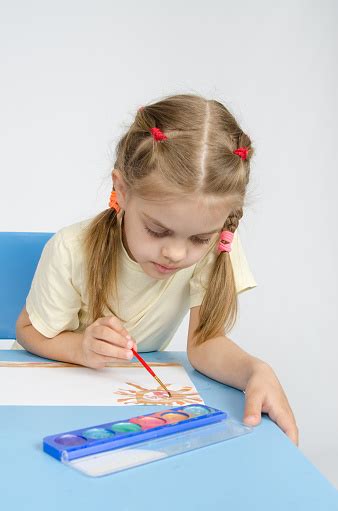 Gadis Berusia Enam Tahun Duduk Di Meja Dan Menggambar Cat Foto Stok