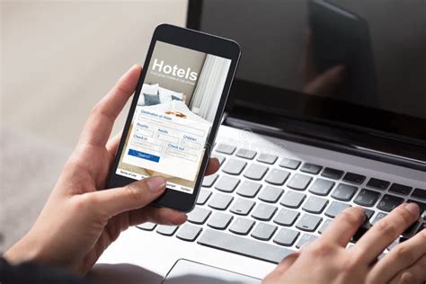 person booking hotels  cell telefoon stock afbeelding image  laptop korting