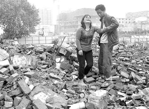 Zhang Hongwei And His Wife Cry Among The Ruins Of Their