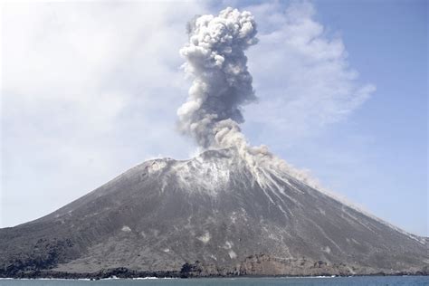 indonesie le volcan merapi entre en eruption projetant des cendres   metres daltitude