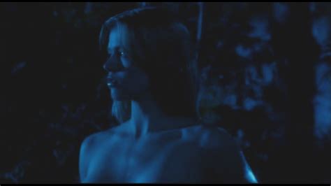 adrianne palicki nue dans smallville