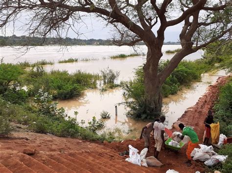 niamey les digues de protection tiennent la hauteur record du fleuve