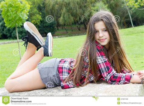 verticale de l adolescence de fille photo stock image du mignon extérieur 47391106