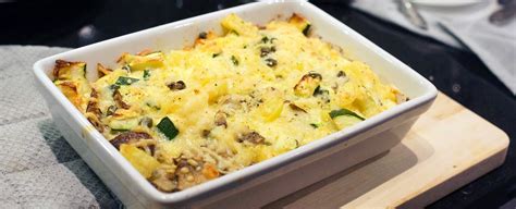 vega ovenschotel van aardappel champignons courgette ei kaas en