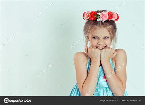 closeup portret jonge meisje haar vinger nagels bijten op