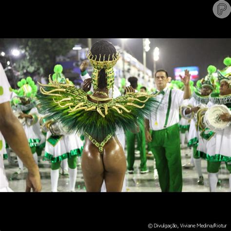 carnaval   fantasia de iza exaltou  corpo da cantora purepeople