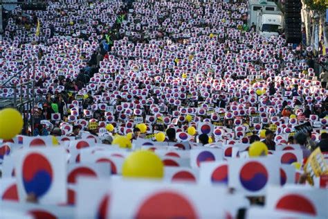 in seoul crowds denounce a divisive politician days later others