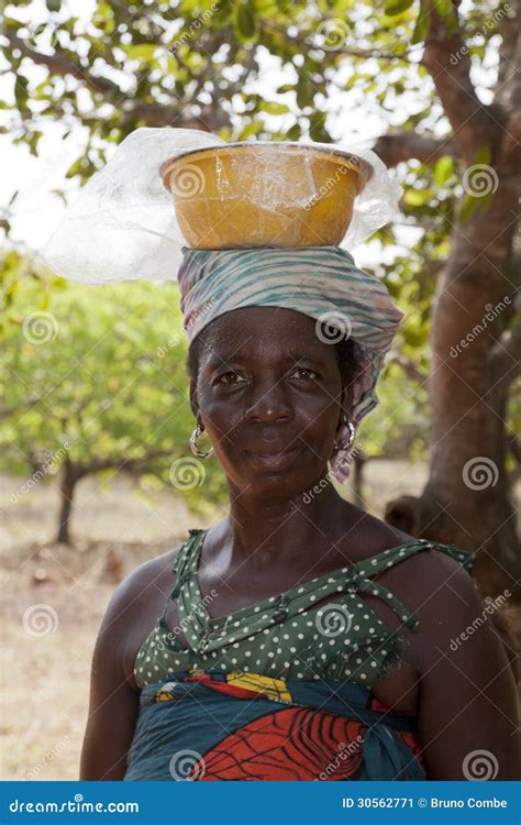 femme africaine portant une cuvette sur sa tête photo éditorial image