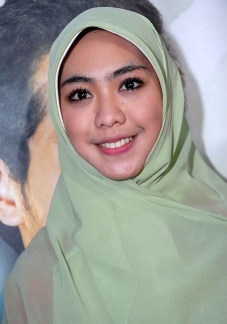 artis indonesia tercantik memakai jilbab ~ gaya busana muslim