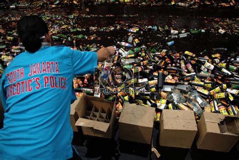 ribuan botol miras dimusnahkan republika