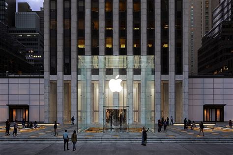 apples iconic  avenue store reopens friday   glass