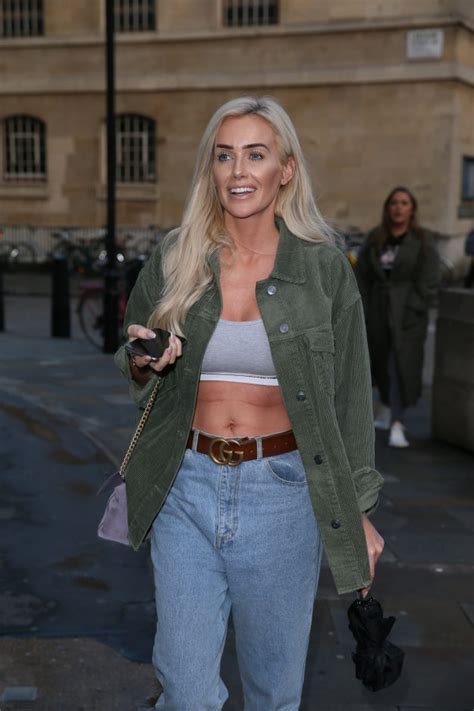 love island s laura anderson flashes her toned abs in revealing crop top ok magazine