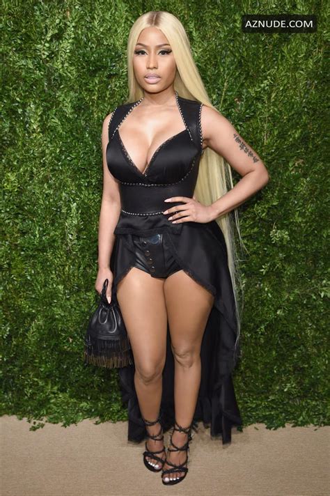 nicki minaj sexy rapper shows off her hot boobs at the cfda and vogue