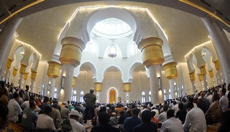 Jokowi Bareng Ganjar Pranowo Sholat Idul Fitri Di Masjid Raya Sheikh