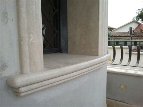 Il travertino si forma da depositi calcarei che provengono dalle acqua termali, . SOGLIE SAGOMATE IN BOTTICINO