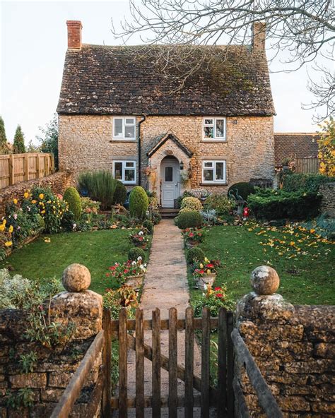 stone cottage   cotswolds england cozyplaces