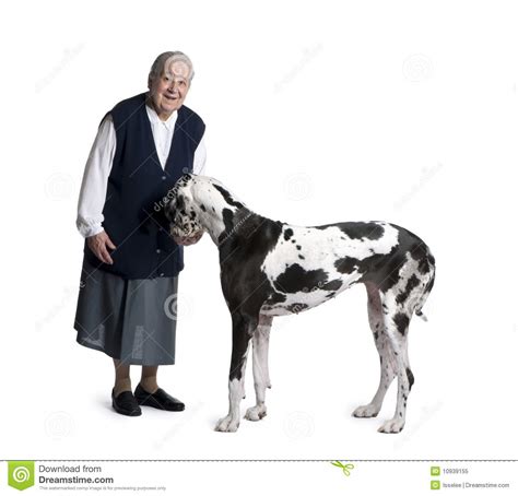 mujer pegada con perro