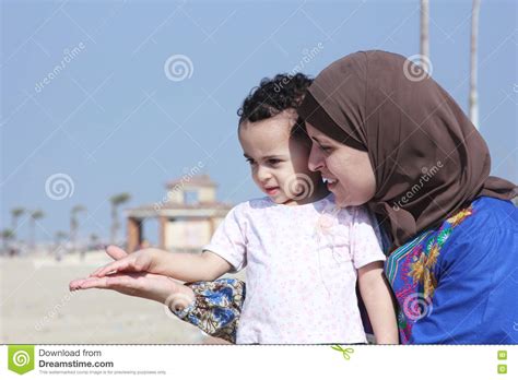 Mère Musulmane égyptienne Arabe Avec Son Bébé Sur La Plage