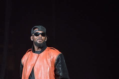 R Kelly S Legal Team Is Reportedly Threatening To Sue