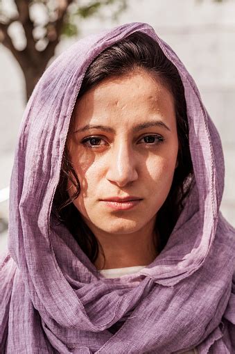 Potret Gadis Islam Muda Yang Cantik Di Luar Ruangan Foto Stok Unduh