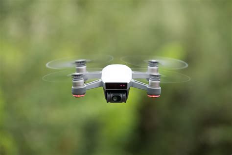 test dji spark  mini drone parfait pour debuter