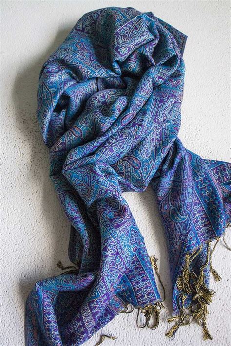 bekijk product pashmina sjaal met franjes licht turqoise blauw met